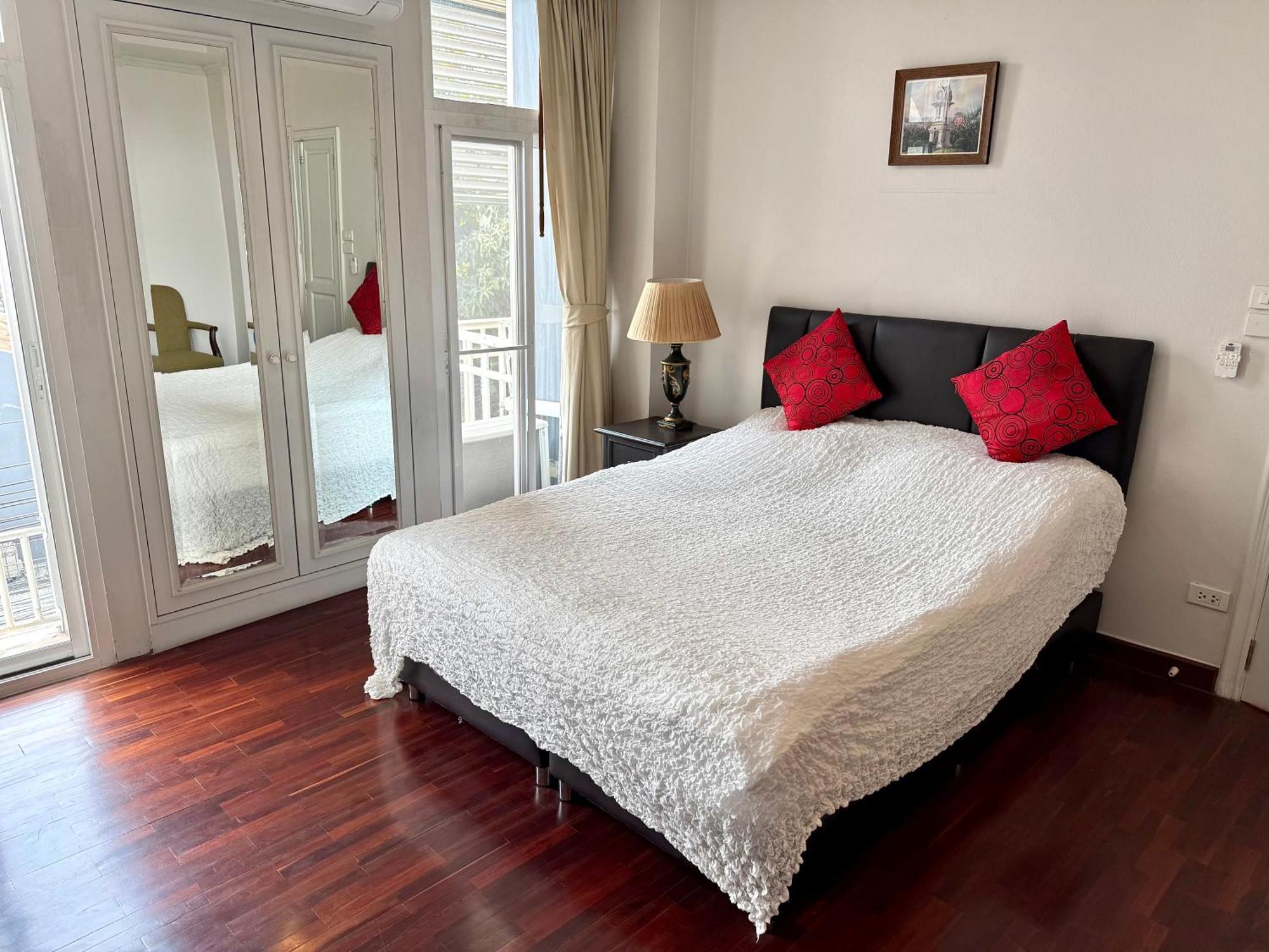 Samsen Suites Spacious 2Br Contemporary Thai Style Bangkok Exterior photo